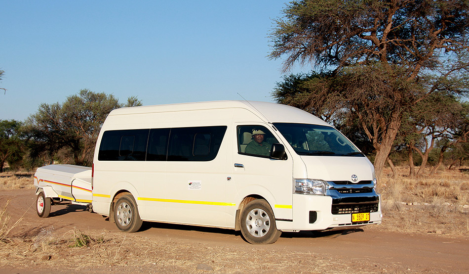 Komfortabler Bus für Gäste Ondekarembas, die den Transfer nutzen